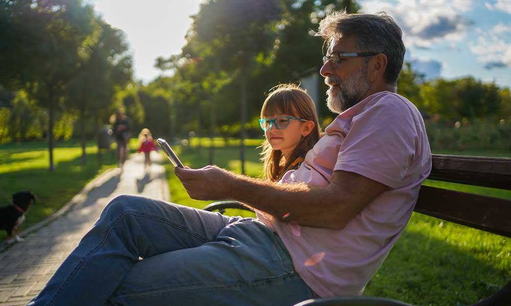 petite-fille avec grand-père