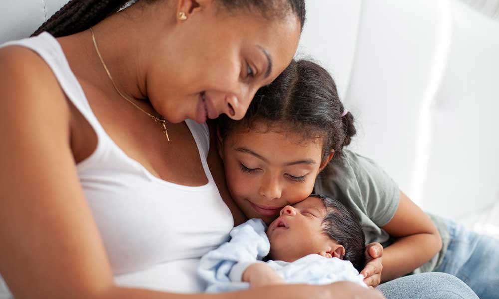 mère avec nouveau bébé